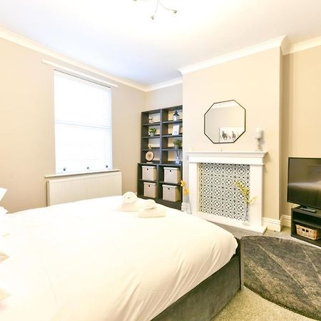 4 Bedroom, 2 Bathroom House - Free Parking Pontefract Exterior photo